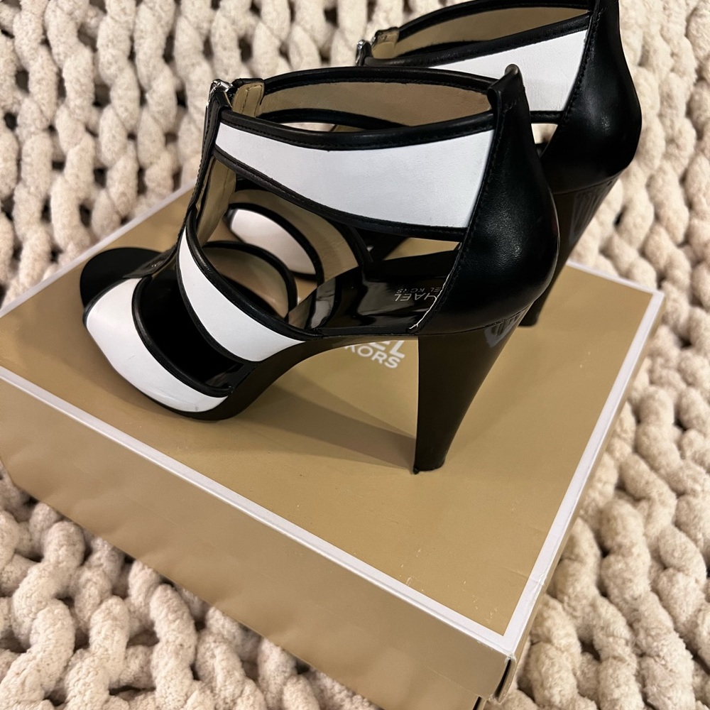 Michael Kors Berkeley T Strap Sandals Size 11 - image 4